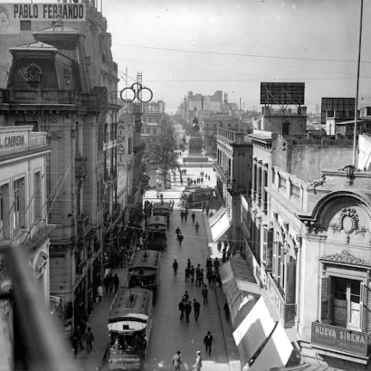 Vista de la Plaza Independencia desde Calle Sarandí, no estaba la Puerta de la Ciudadela en 1923. CdF Montevideo.