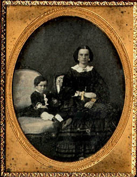 Daguerrotipo de Trinidad Guevara y su hijo.