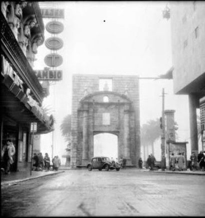 Vista de la Plaza Independencia desde Calle Sarandí, en 1963, a cuatro años de reinstalar la Puerta de la Ciudadela. CdF Montevideo.