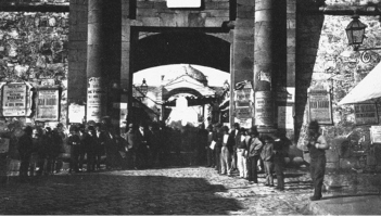 Obreros posan antes de la demolición de la Puerta de la Ciudadela, 1876. Museo Histórico Nacional.